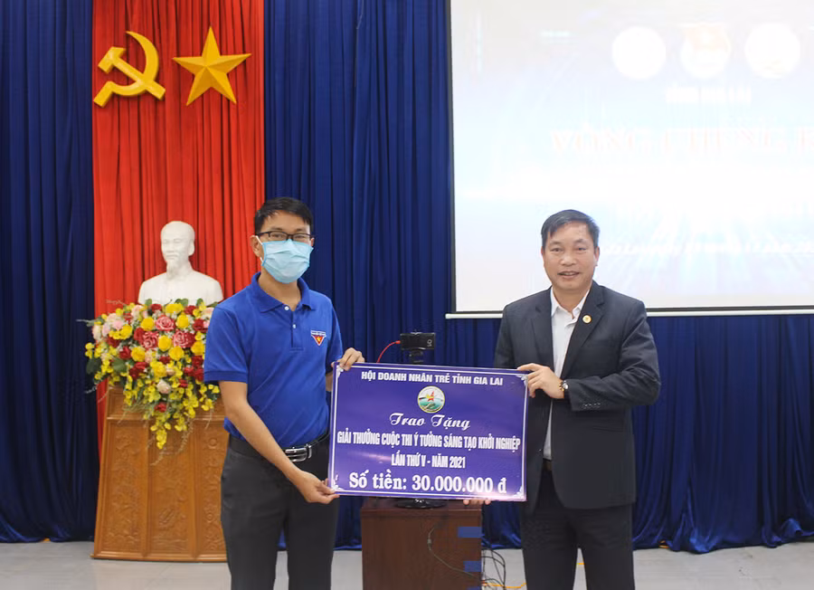 Anh Trần Văn Trong (bìa phải)-Phó Chủ tịch Hội Doanh nhân trẻ tỉnh, Chủ nhiệm CLB Khởi nghiệp Nông nghiệp Gia Lai trao bảng tượng trưng giải thưởng cho đại diện Hội LHTN Việt Nam tỉnh. Ảnh: Phan Lài