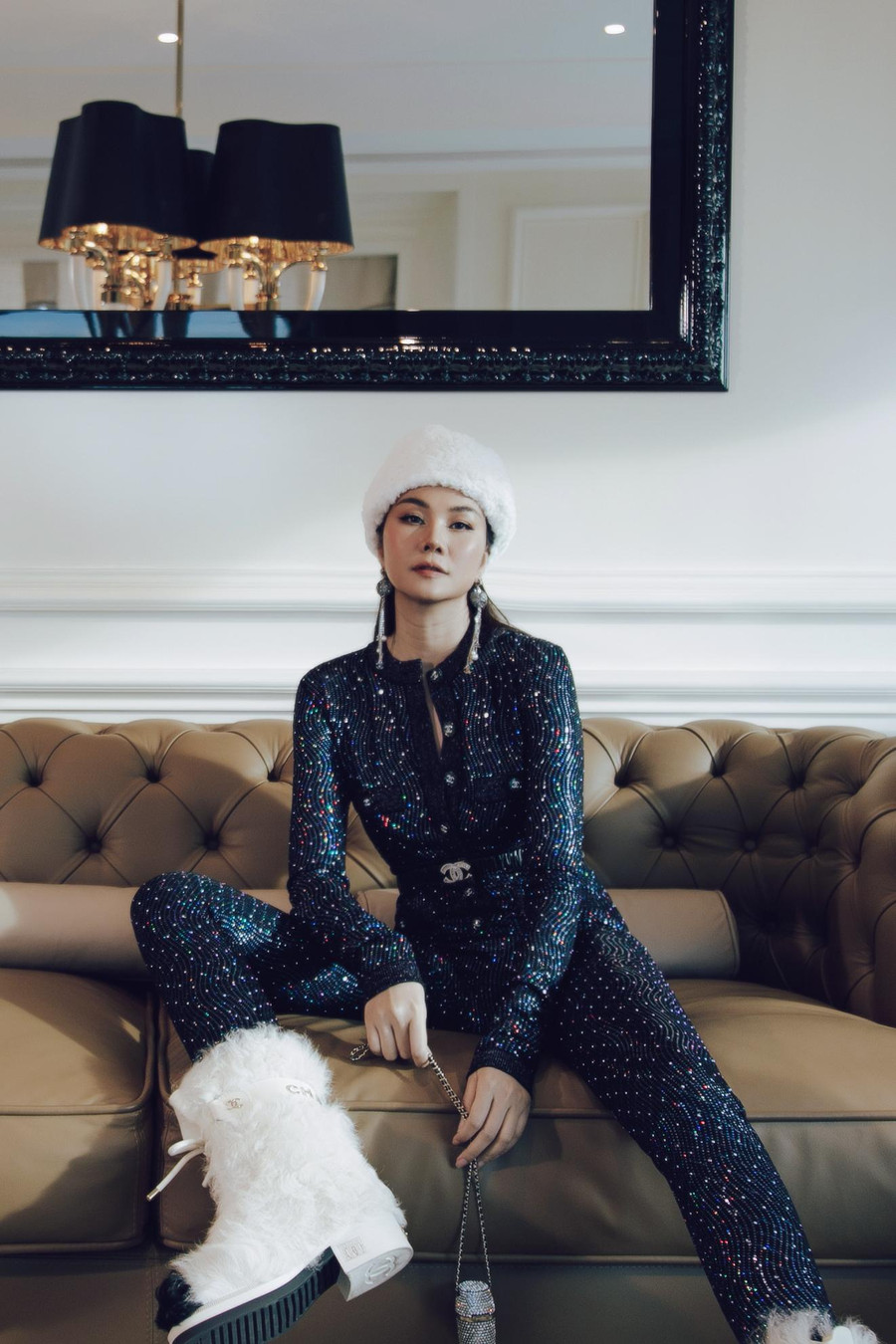 Việc lựa chọn mẫu túi mini này thể hiện sự nhạy bén cũng như bắt kịp xu hướng của người đẹp khi dạng túi này đang một trong những phụ kiện hot và được những tín đồ thời trang đặc biệt săn đón. Ảnh: NVCC Việc lựa chọn mẫu túi mini này thể hiện sự nhạy bén cũng như bắt kịp xu hướng của người đẹp khi dạng túi này đang một trong những phụ kiện hot và được những tín đồ thời trang đặc biệt săn đón. Ảnh: NVCC