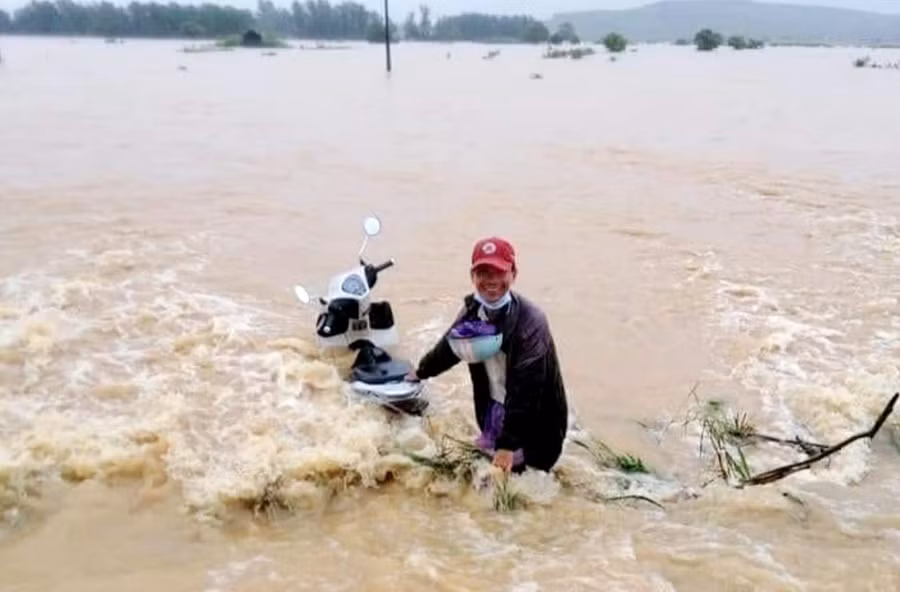 Hình ảnh người dân chụp lại một trong 2 thanh niên sau khi cứu người phụ nữ đã nỗ lực đưa xe máy của chị vào nơi an toàn