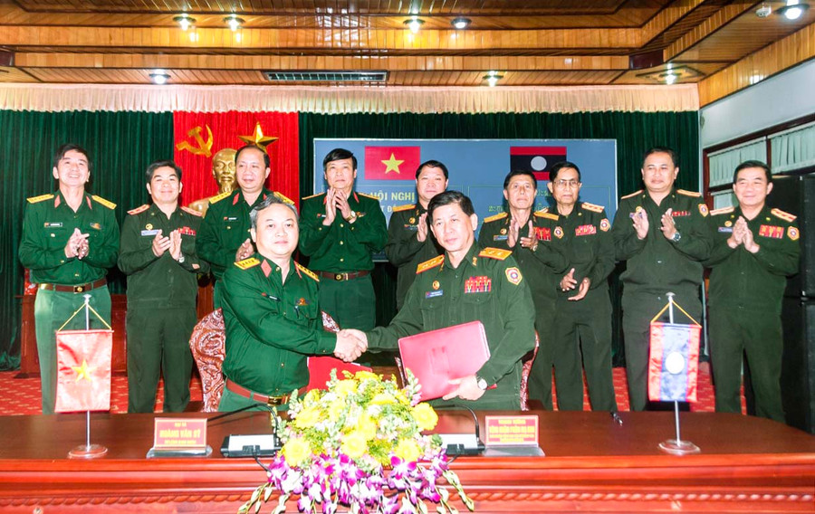 Binh đoàn 15 ký chương trình hợp tác với Ban Chỉ đạo xây dựng và phát triển chính trị 3 trọng điểm tỉnh Xaysomboun (Lào). Ảnh: Hoàng Ngọc Thành Binh đoàn 15 ký chương trình hợp tác với Ban Chỉ đạo xây dựng và phát triển chính trị 3 trọng điểm tỉnh Xaysomboun (Lào). Ảnh: Hoàng Ngọc Thành