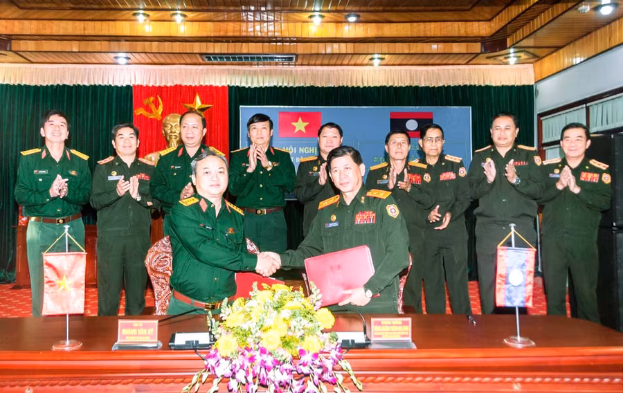 Binh đoàn 15 ký chương trình hợp tác với Ban Chỉ đạo xây dựng và phát triển chính trị 3 trọng điểm tỉnh Xaysomboun (Lào). Ảnh: Hoàng Ngọc Thành