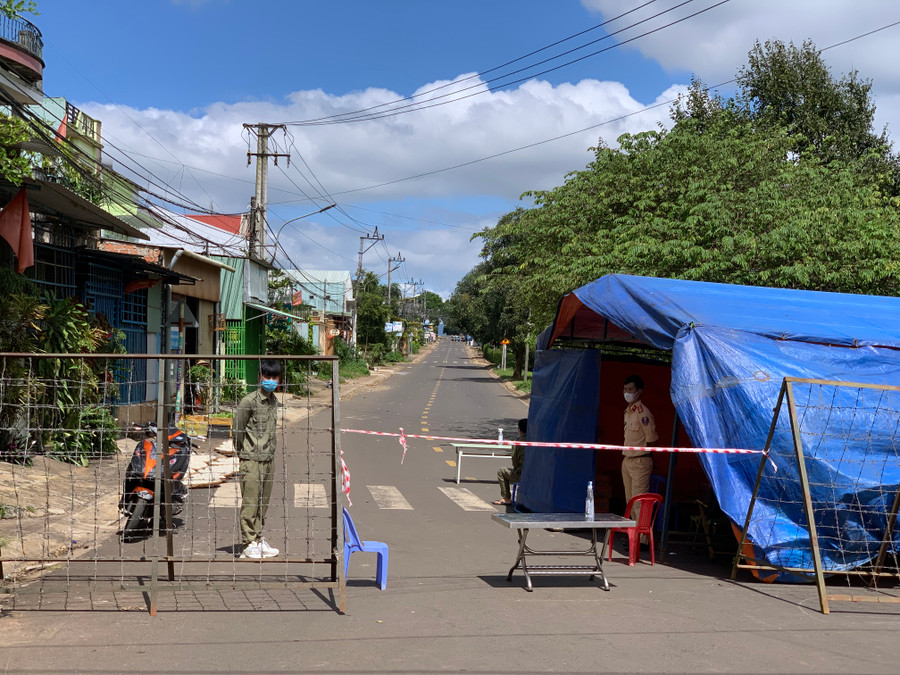 Làng Pleiku Roh (phường Yên Đổ, TP. Pleiku) bị tạm thời phong tỏa để phòng-chống dịch Covid-19. Ảnh: Như Nguyện