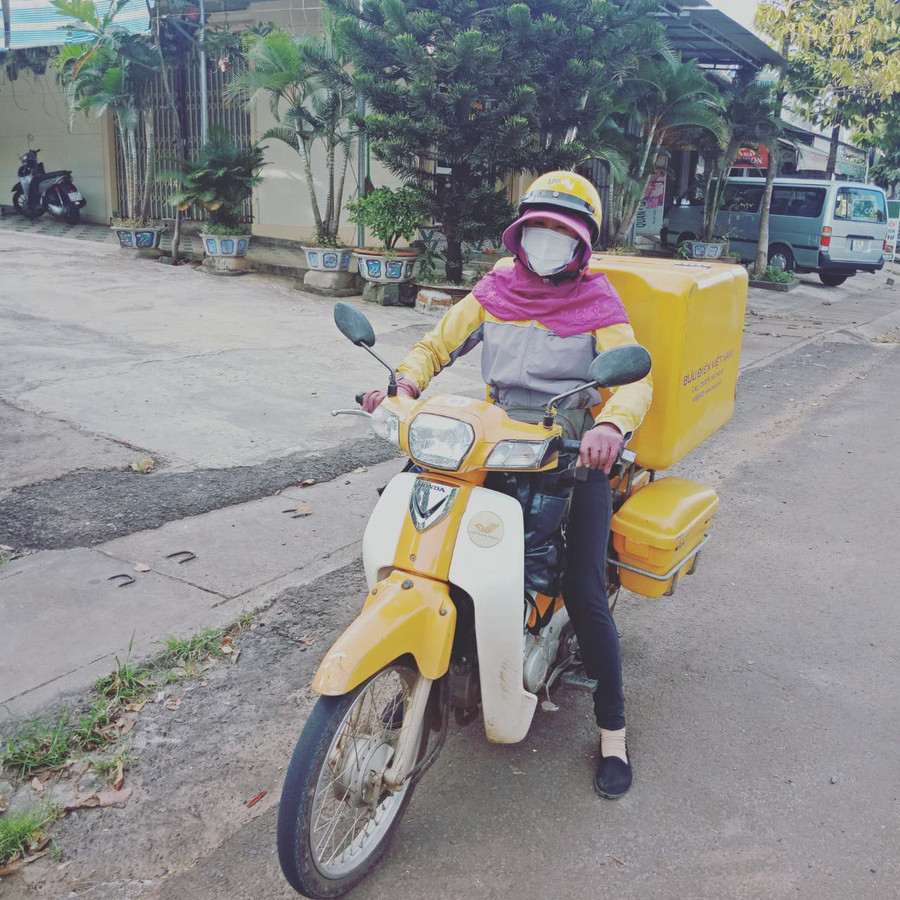 Hình ảnh thân thuộc của người bưu tá. Ảnh: Đình Phê