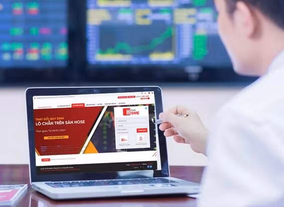  Nhà đầu tư theo dõi diễn biến thị trường chứng khoán. Ảnh: HUY PHAN