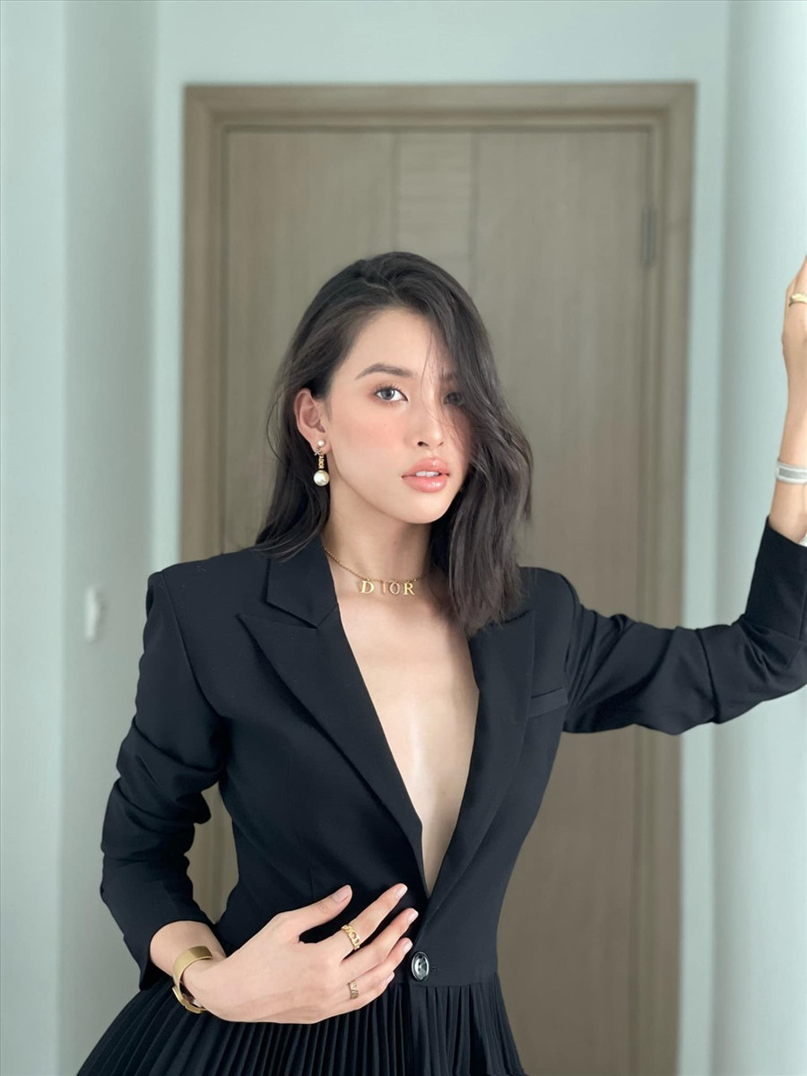  Nói về việc ''dám'' mặc sexy ngay cả khi đang đương nhiệm, Hoa hậu Tiểu Vy chia sẻ: 