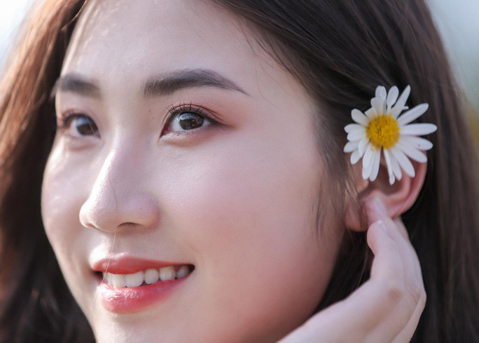 Loài hoa có cánh trắng, nhụy vàng mỏng manh làm xao xuyến du khách đến với Hà Nội thời điểm này