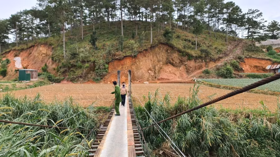 Cơ quan chức năng TP.Đà Lạt đến hiện trường sau khi xảy ra vụ điện giật làm 3 người tử vong. Ảnh: Lâm Viên