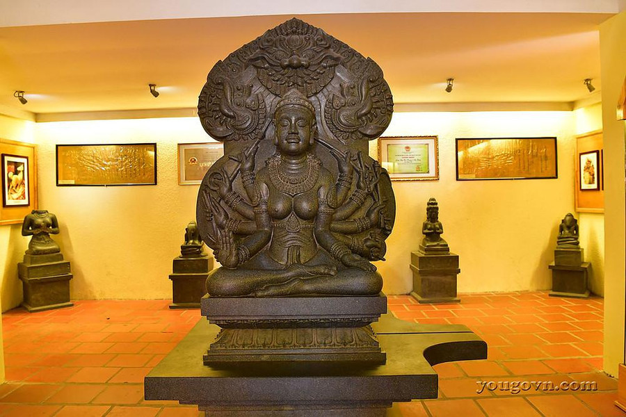 Phiên bản tượng nữ thần Po Nagar tại phòng trưng bày. Ảnh: T.L