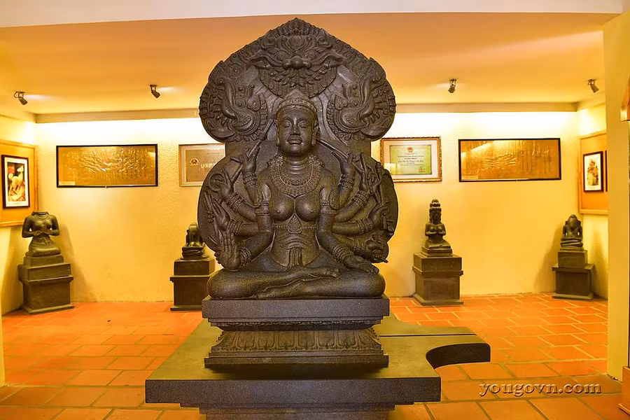 Phiên bản tượng nữ thần Po Nagar tại phòng trưng bày. Ảnh: T.L