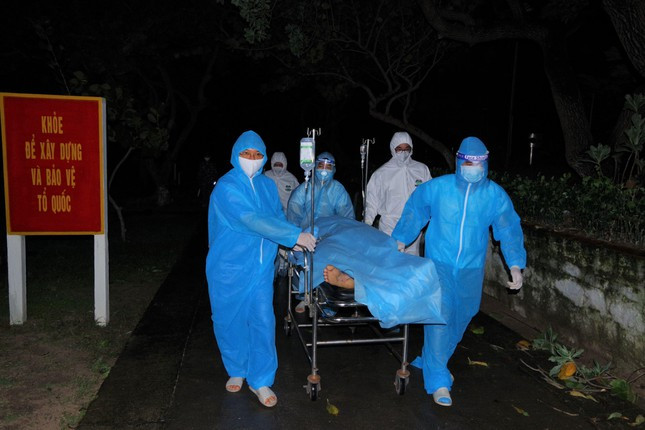 Tổ cấp cứu đã tiếp cận và chuyển bệnh nhân từ đảo về đất liền ngay trong đêm Tổ cấp cứu đã tiếp cận và chuyển bệnh nhân từ đảo về đất liền ngay trong đêm