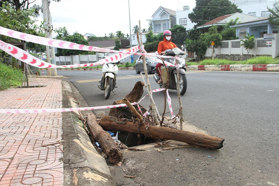Tiềm ẩn tai nạn từ các hố ga bị mất nắp. Ảnh: Hoàng Bình