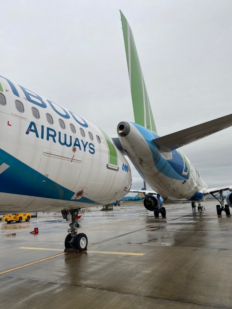 Cánh đuôi máy bay chuẩn bị cất cánh va vào đuôi một chiếc máy bay đỗ gần đó. Ảnh: M.T Cánh đuôi máy bay chuẩn bị cất cánh va vào đuôi một chiếc máy bay đỗ gần đó. Ảnh: M.T