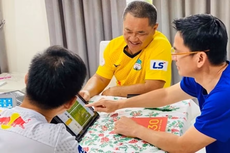 Kiatisak bàn công việc với các trợ lý, trong đó có Witoon (áo vàng) để lên kế hoạch chuẩn bị cho Hoàng Anh Gia Lai hướng đến mùa bóng 2022. Ảnh: Siam Sport.