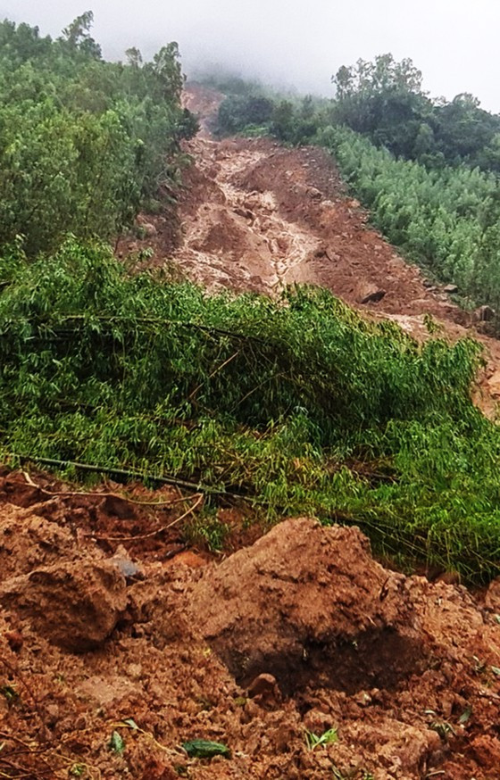 Đất đá trên đỉnh núi Cấm sạt lở