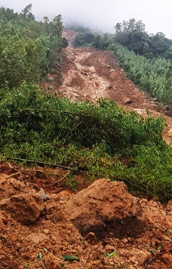 Đất đá trên đỉnh núi Cấm sạt lở