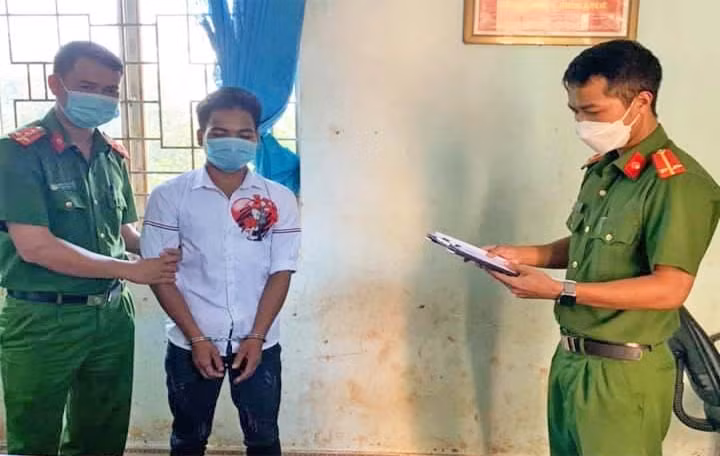 Công an xã Ia Rong, huyện Chư Pưh phối hợp bắt giữ đối tượng Rmah Lam. Ảnh: Quang Minh