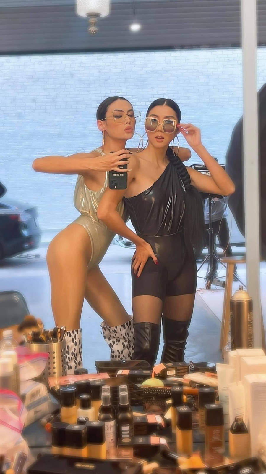 Cả hai có cuộc hội ngộ tại Mỹ, cùng thực hiện một bộ ảnh thời trang. Ảnh: FBNV