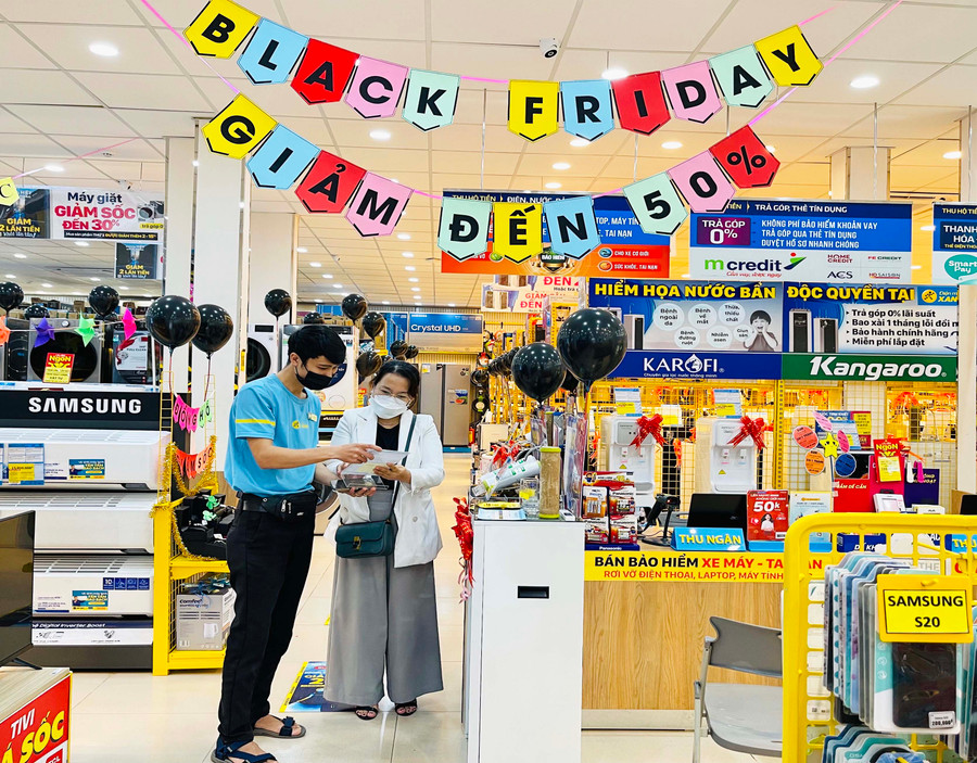 Nhằm đẩy mạnh kích cầu dịp Black Friday, Siêu thị Điện máy Xanh đã triển khai chương trình ưu đãi giảm giá đến 50% đối với các mặt hàng đồ gia dụng, điện máy. Ảnh: Vũ Thảo