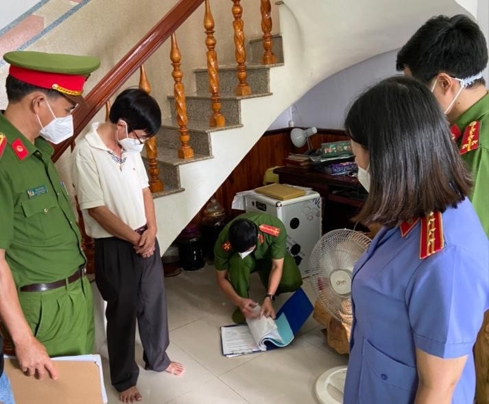 Lực lượng chức năng khám xét nơi ở của ông Đoàn Thế Nam. Ảnh: H.G  Lực lượng chức năng khám xét nơi ở của ông Đoàn Thế Nam. Ảnh: H.G