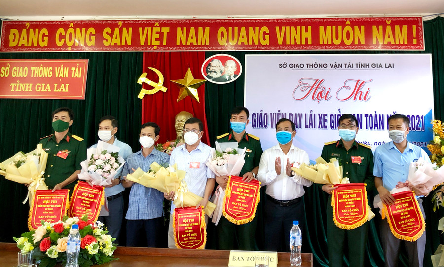Lãnh đạo Sở Giao thông-Vận tải tặng cờ lưu niệm và hoa cho các đơn vị tham gia Hội thi. Ảnh: Hải Lê Lãnh đạo Sở Giao thông-Vận tải tặng cờ lưu niệm và hoa cho các đơn vị tham gia hội thi. Ảnh: Hải Lê