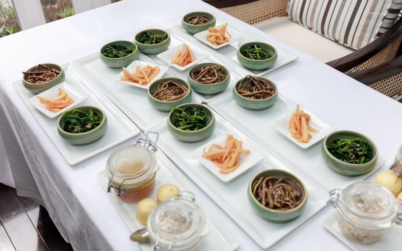 Những món khai vị và ăn gém là một trong những đặc sản của ẩm thực Hàn Quốc. Những món khai vị và ăn gém là một trong những đặc sản của ẩm thực Hàn Quốc.