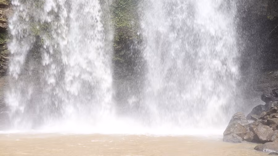 Sương toả ra tứ phía tạo nên khung cảnh cực kỳ thơ mộng. Ảnh: Sầm Ánh