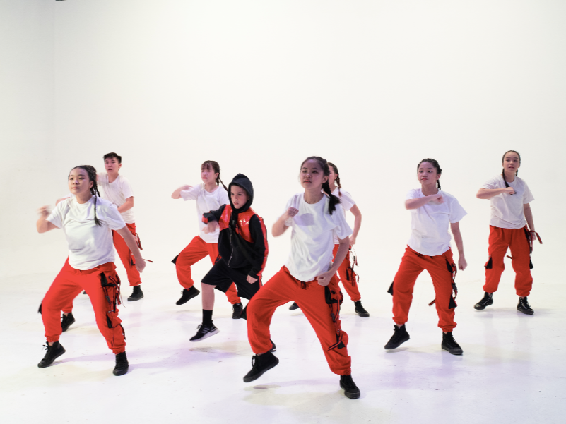 Rapper nhí Shumo khoe tài vũ đạo cùng vũ đoàn Rồng Con- Ảnh: NVCC Rapper nhí Shumo khoe tài vũ đạo cùng vũ đoàn Rồng Con- Ảnh: NVCC