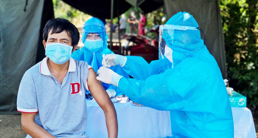 Nhân viên y tế tiêm vắc xin phòng Covid-19 mũi 2 cho người dân trong khu vực phong tỏa làng Kép (phường Đống Đa, TP. Pleiku). Ảnh: Bá Bính D:\23-11\1tiemvx\Nhân viên y tế tiêm vắc xin phòng Covid-19 mũi 2 cho người dân trong khu vực phong tỏa làng Kép (phường Đống Đa, TPPleiku). Ãnh: Bá Bính