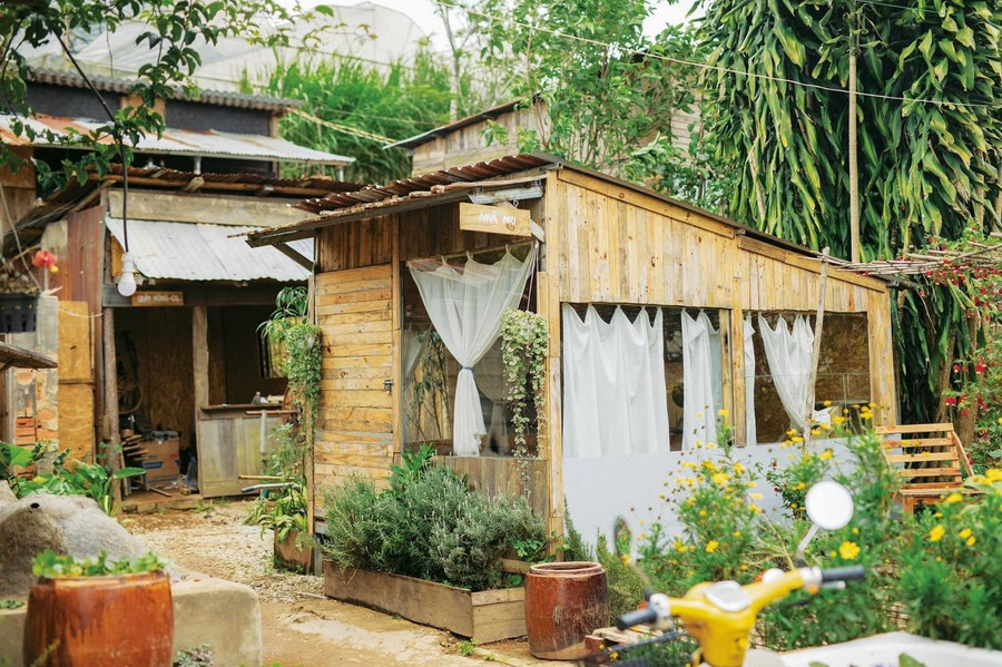 Gỗ được dùng làm vật liệu chính để tăng sự mộc mạc và chất thơ trong homestay của Huyền. Ảnh: NVCC