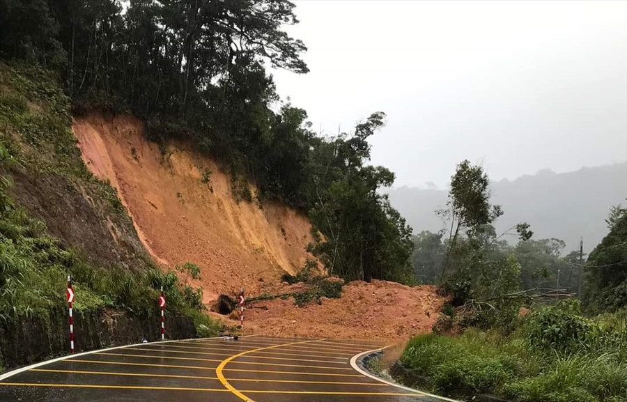 Sở GTVT Lâm Đồng tổ chức lực lượng đến các điểm sạt lở mở đường, thông tuyến. Ảnh: CC