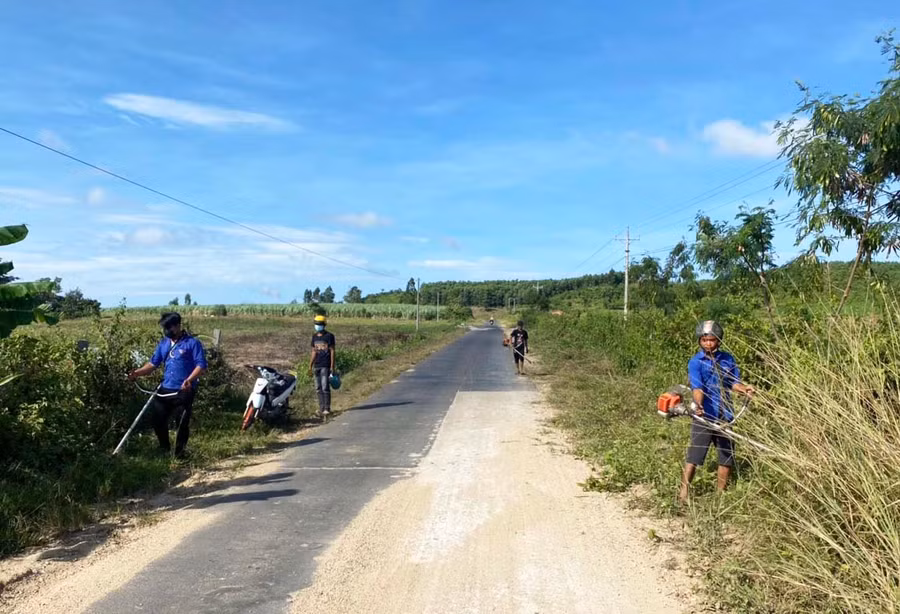 Lực lượng đoàn viên, thanh niên tình nguyện tham gia phát quang bụi rậm khe khuất tầm nhìn hai bên các tuyến đường liên xã, liên thôn. Ảnh Hải Lê