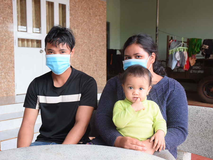 Puih H’Liêng (SN 2006, làng Jút 2) hiện chỉ mới 15 tuổi nhưng lấy chồng cách đây 2 năm và có con gái hơn 1 tuổi. Ảnh: Minh Nguyễn