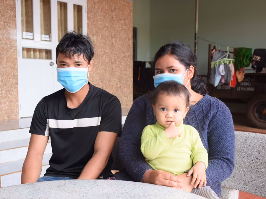 Puih H’Liêng (SN 2006, làng Jút 2) hiện chỉ mới 15 tuổi nhưng lấy chồng cách đây 2 năm và có con gái hơn 1 tuổi. Ảnh: Minh Nguyễn