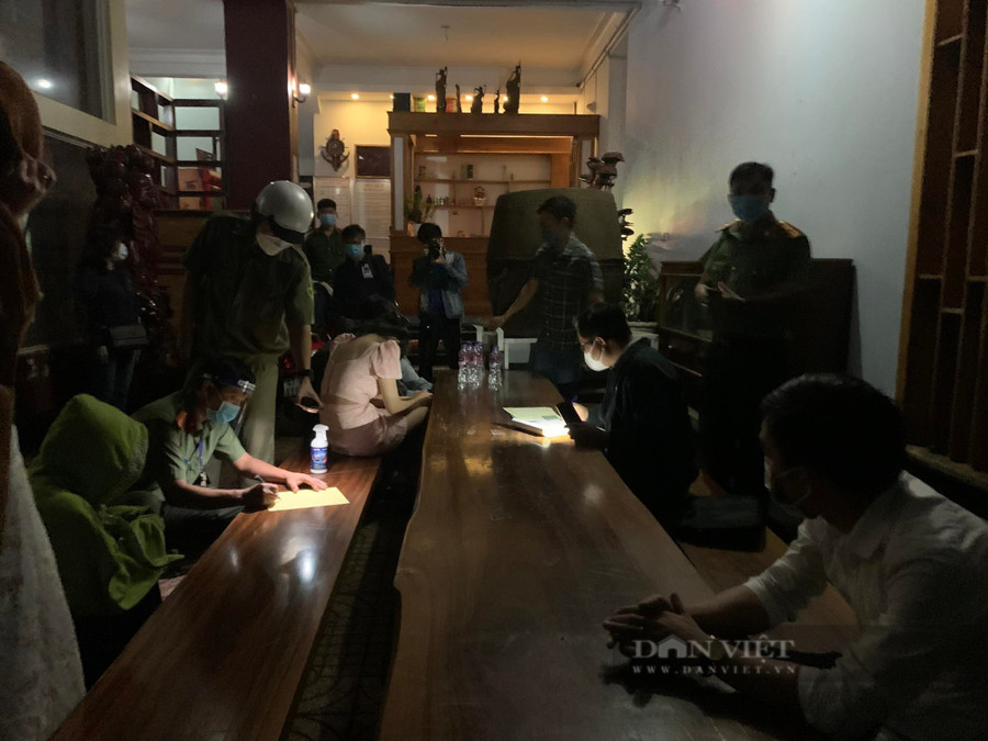 Đoàn kiểm tra liên ngành TP.Buôn Ma Thuột kiểm tra quán karaoke Hồ Sen. Ảnh: P.H