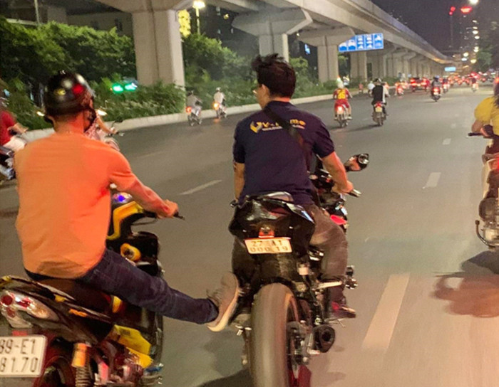 Thành viên nhóm cứu hộ đẩy xe về tận nhà cho người đi đường.