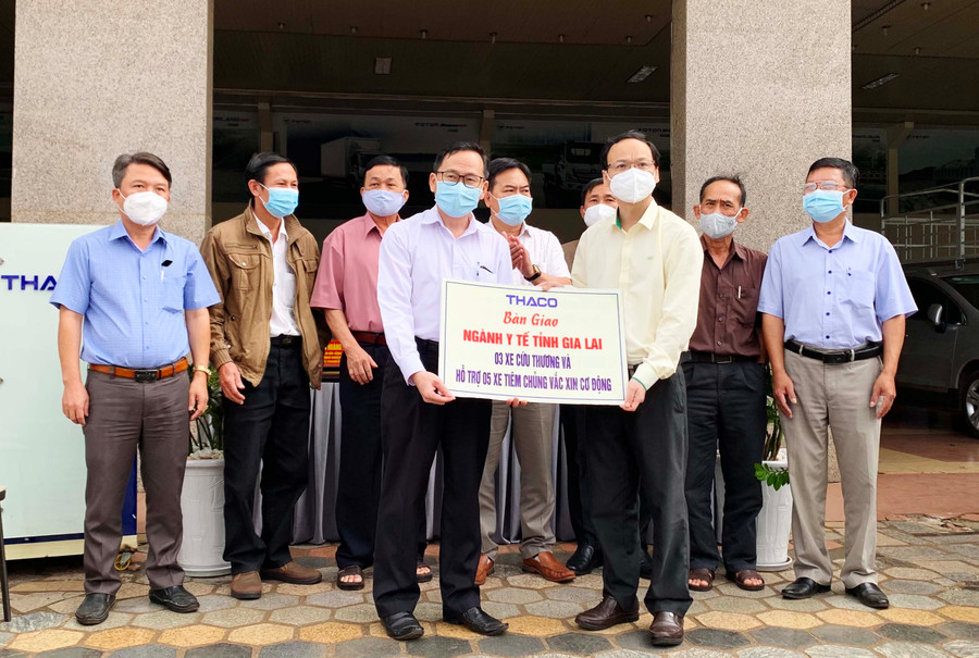 Đại diện THACO trao biển tượng trưng cho lãnh đạo Sở Y tế Gia Lai. Ảnh: Như Nguyện