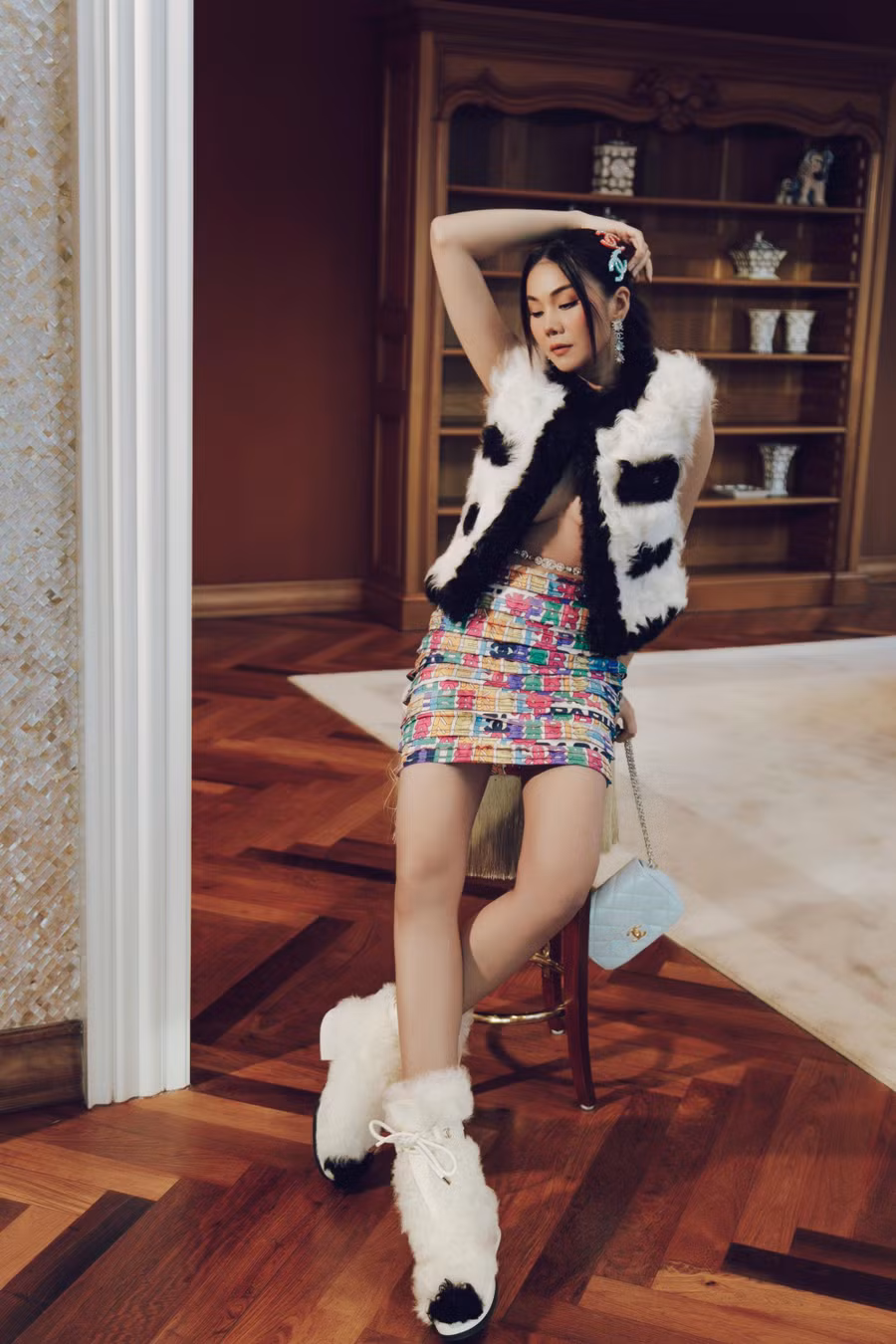 Hơn thế nữa, chiếc váy ngắn đủ màu sắc còn khiến tổng thể trở nên trẻ trung, năng động hơn. Ngoài ra, phần phụ kiện như túi xách, hoa tai, kẹp tóc... của thương hiệu Chanel giúp Thanh Hằng trông như một quý cô sang chảnh và sành điệu vừa bước vào tuổi đôi mươi. Ảnh: NVCC Hơn thế nữa, chiếc váy ngắn đủ màu sắc còn khiến tổng thể trở nên trẻ trung, năng động hơn. Ngoài ra, phần phụ kiện như túi xách, hoa tai, kẹp tóc... của thương hiệu Chanel giúp Thanh Hằng trông như một quý cô sang chảnh và sành điệu vừa bước vào tuổi đôi mươi. Ảnh: NVCC