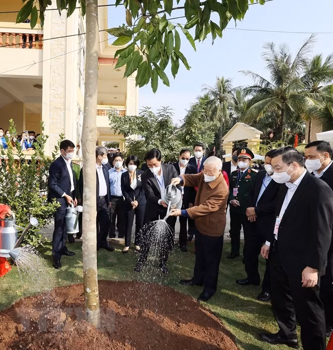 Tổng Bí thư Nguyễn Phú Trọng trồng cây lưu niệm tai thôn 5