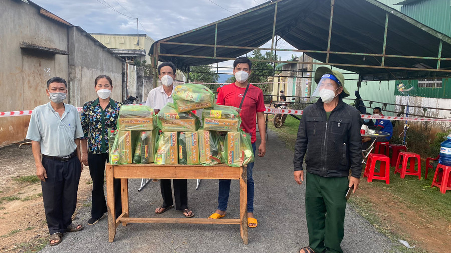 Các nhu yếu phẩm gửi đến người dân vùng phong tỏa. Ảnh: Lê Nam