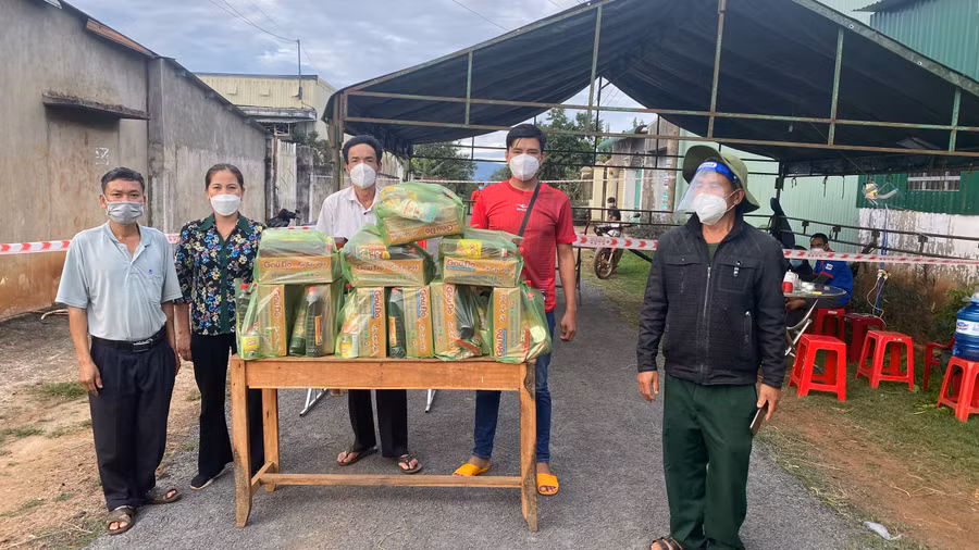Các nhu yếu phẩm gửi đến người dân vùng phong tỏa. Ảnh: Lê Nam