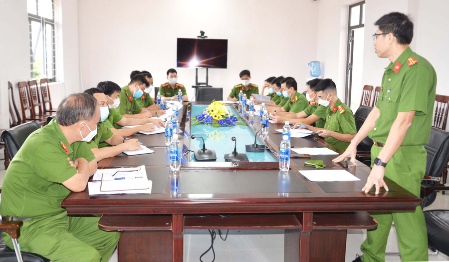 Cán bộ Văn phòng Cơ quan CSĐT Công an tỉnh kiểm tra, hướng dẫn Công an huyện Chư Sê trong công tác điều tra. Ảnh: Nguyễn Hữu