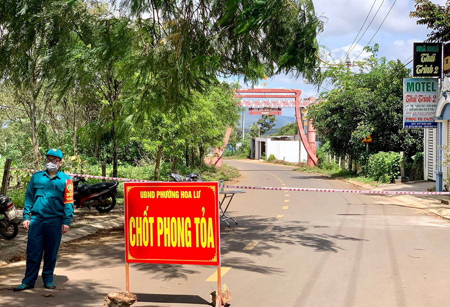 Lực lượng chức năng tiến hành phong tỏa tạm thời làng Ốp, phường Hoa Lư, TP. Pleiku để phòng-chống dịch. Ảnh: Như Nguyện