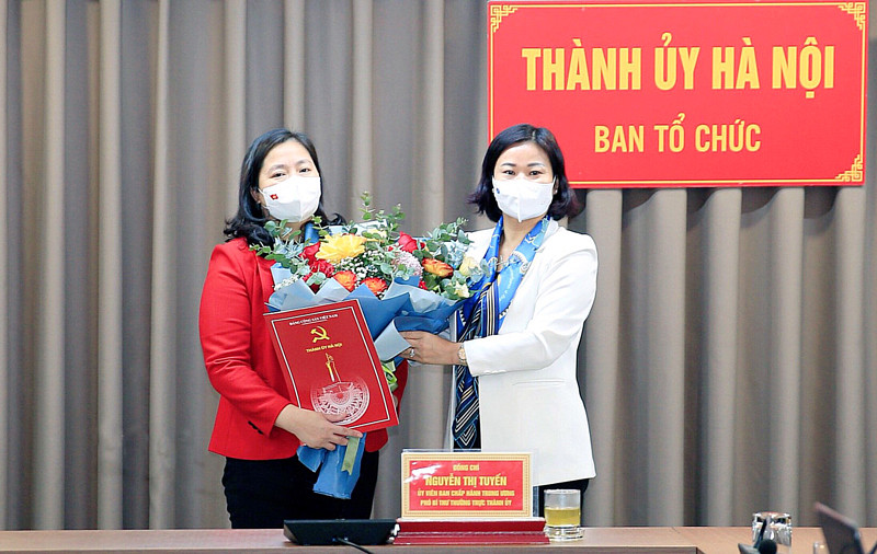 Phó Bí thư Thường trực Thành ủy Hà Nội Nguyễn Thị Tuyến trao quyết định và chúc mừng đồng chí Triệu Thị Ngọc.