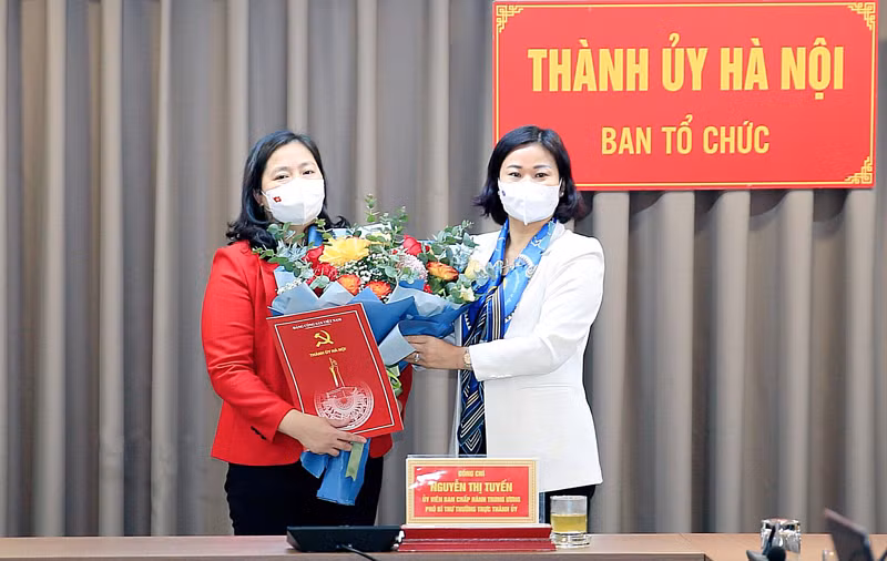 Phó Bí thư Thường trực Thành ủy Hà Nội Nguyễn Thị Tuyến trao quyết định và chúc mừng đồng chí Triệu Thị Ngọc.