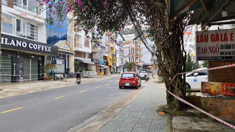 Đường Bùi Thị Xuân, Đà Lạt có nhiều hàng quán phải giăng dây. Ảnh: Lâm Viên