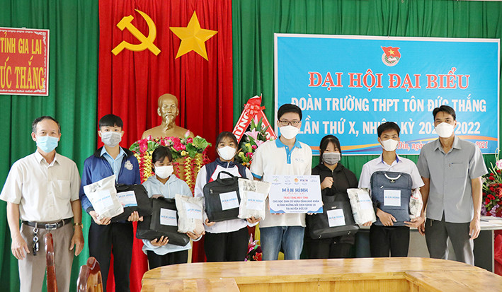 Nhóm từ thiện Fly To Sky phối hợp UBND huyện Đức Cơ tặng máy tính cho học sinh khó khăn. Ảnh: Phan Lài  Nhóm từ thiện Fly To Sky phối hợp UBND huyện Đức Cơ tặng máy tính cho học sinh khó khăn trên địa bàn huyện Đức Cơ. Ảnh: Phan Lài