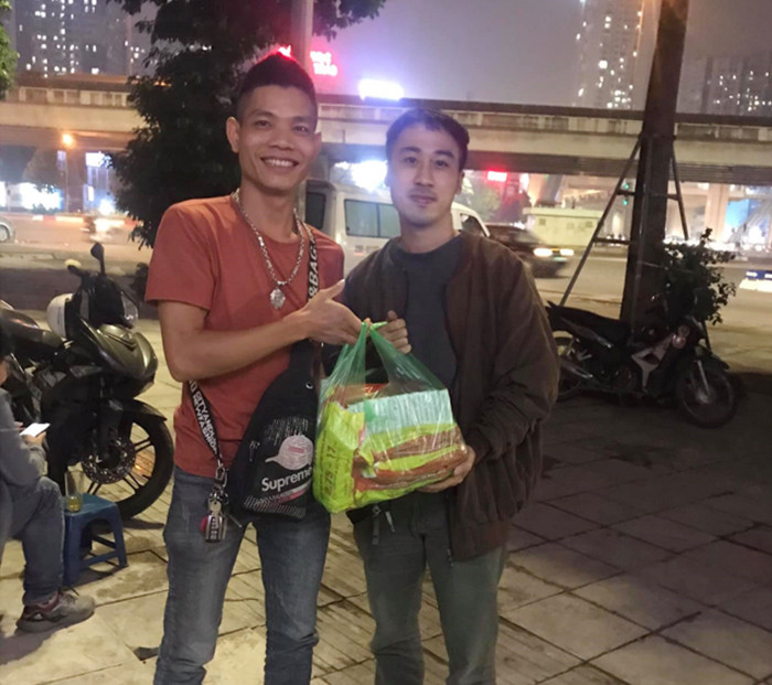 Thành viên nhóm cứu hộ nhận quà là phụ tùng xe.