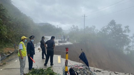 Sạt lở ở miền Trung do mưa lũ đầu tháng 11-2021 Sạt lở ở miền Trung do mưa lũ đầu tháng 11-2021