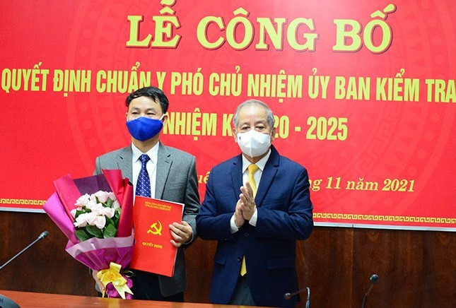 Phó Bí thư Thường trực Tỉnh ủy Thừa Thiên Huế Phan Ngọc Thọ trao quyết định và chúc mừng đồng chí Nguyễn Quang Huy.
