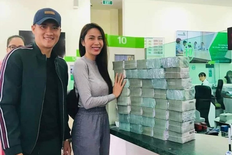 Vợ chồng ca sĩ Thủy Tiên, Công Vinh rút tiền từ ngân hàng để cứu trợ lũ lụt. Ảnh: CS.  Vợ chồng ca sĩ Thủy Tiên, Công Vinh rút tiền từ ngân hàng để cứu trợ lũ lụt. Ảnh: CS.